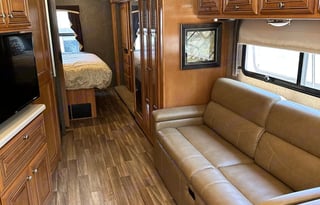 2017 Thor Miramar 34.2,Tailgate-outdoor Kitchen/TV