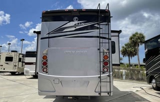 Beautiful luxury RV is Kid and Pet friendly!