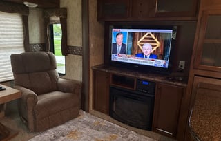 Open and Spacious 5th Wheel