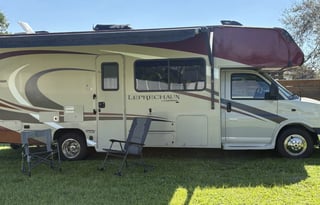 2019 Coachman Leprechaun 26' Sleeps up to 7
