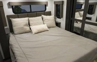 2022 Valor Alliance Toy Hauler Sleeps 9-10