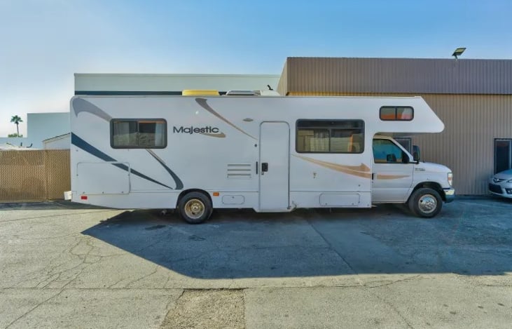 Built for adventure, this Thor Majestic 28A is a festival friendly, pet friendly RV rental that sleeps 6 and welcomes every traveler
