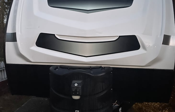 Front of trailer- 2 40lb propane tanks and electric tongue jack.