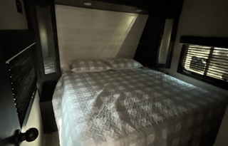 Large Bunkhouse w/King Bed & Outdoor Kitchen