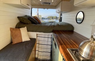 Off grid campervan with TV & ROOFTOP DECK