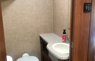 Coachmen RV Leprechaun 319DS Ford 450