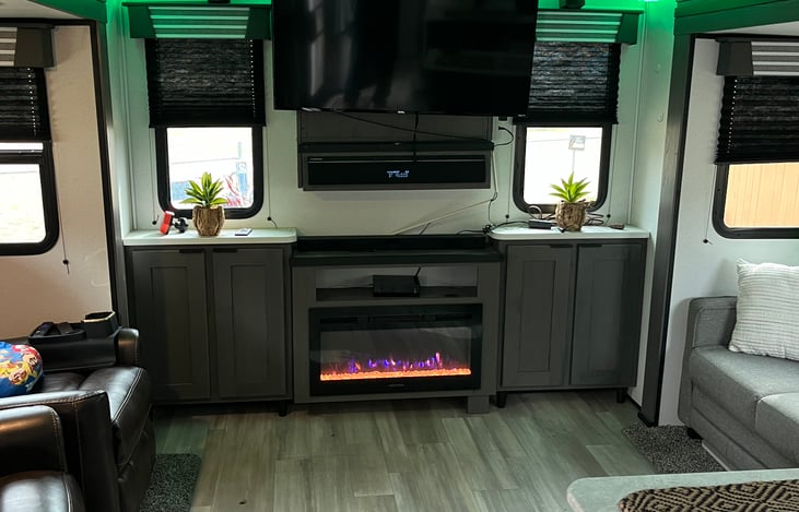 THIS is your living room with a nice size TV and AM/FM Stereo . Also there is a fire place for looks are heat