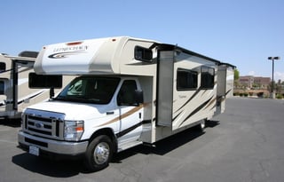 This Classy Class C is Clean, Comfortable & Cozy!
