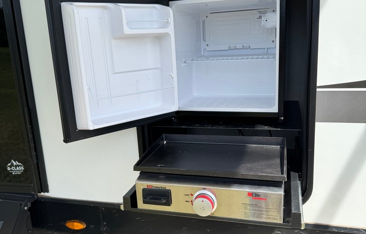 Outdoor fridge & flat top cooker
