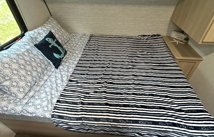 Queen bed sleeps 3. (2 comfortably)