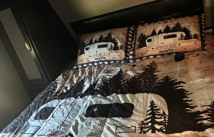 Queen bed and all bedding, a 32 inch tv, and a small sound machine for your relaxing pleasure!