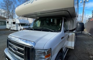 Comfortable RV with Slide-Outs - Jayco Redhawk