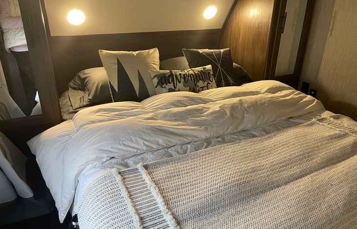 Oueen bed with closets