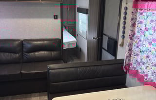 Sassy Sasquatch – Family Bunk w/ Outdoor Kitchen