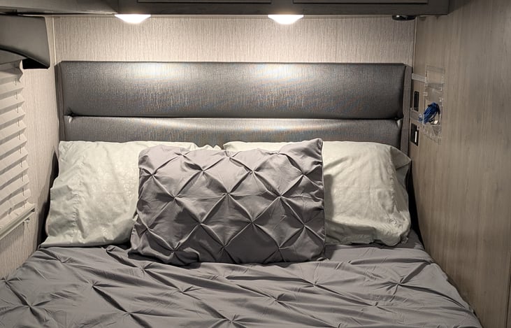 we can provide all the linens and blankets that you want upon request.