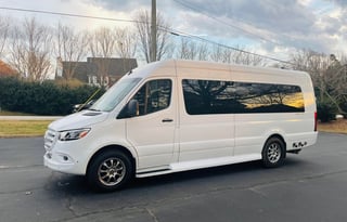 LUXURY 10 passengers VAN w TV, Kitchenette, Toilet