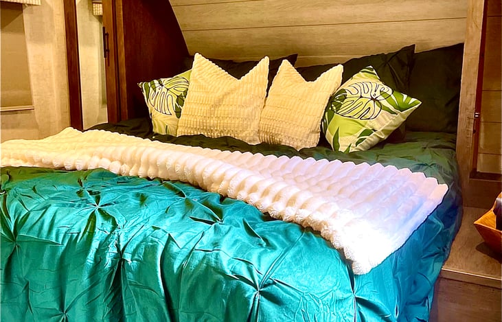 Upgraded Queen size bed with Luxury Bedding!