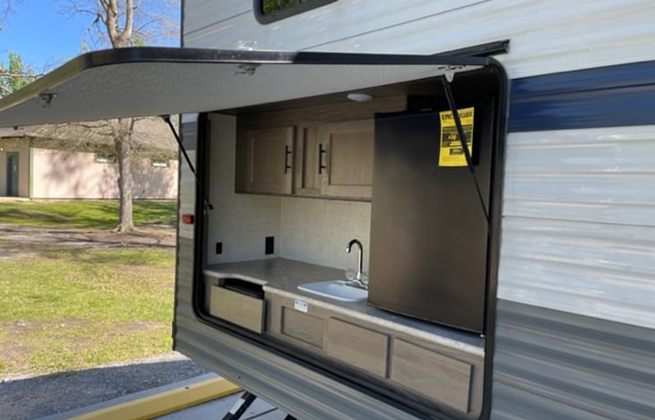 Outdoor kitchen with cooktop closed up.