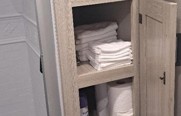 Bath stocked with 6 bath, hands & wash cloth.  Includes Bath Tissue (3 Rolls) Based on 4 day reservation.  Additional Bath tissue based on rental days.  (SHAMPOO, BODY WASH NOT INCLUDED)