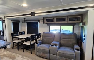 "Anzola" Private Bedroom -  Huge Living /Kitchen