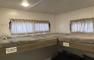 Spacious TWO Bedroom Home Away From Home-Bunkhouse