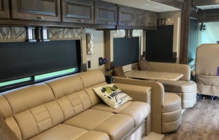 Luxurious Tiffin w/Two Queen Beds(Delivery Only!)
