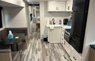 Large 37', 1.5 baths, Wi-Fi, Hot Water, Generator