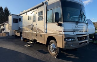 2004 Winnebago Adventurer 33C