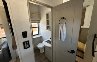 *Crazy Clean” 2024 5th Wheel!! Luxury RV!