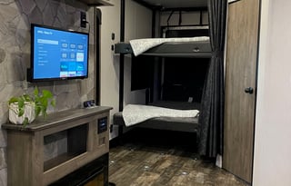 Large Bunks/ Modern/ Sleeps 10