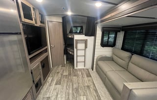 10person 2022 Sunset Trail. Practically brand new!