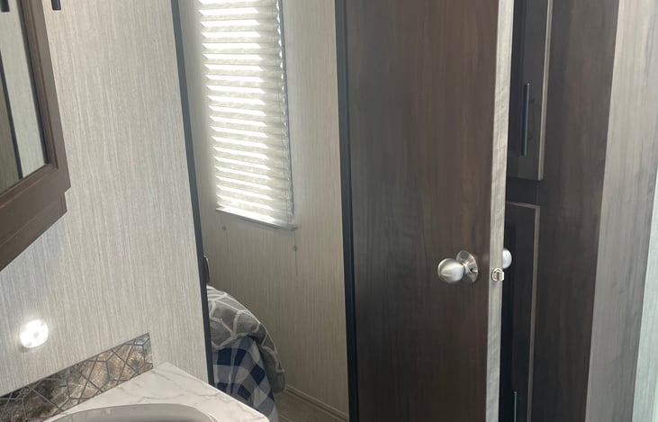 Private access to bathroom from master bedroom