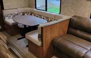 MoJo's 2018 Coachmen Freedom Express 29SE Sleeps 9