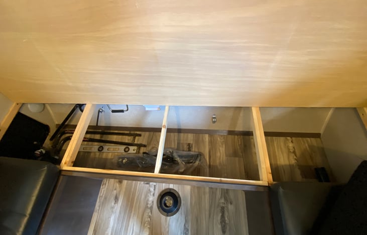 Dinette: front area storage