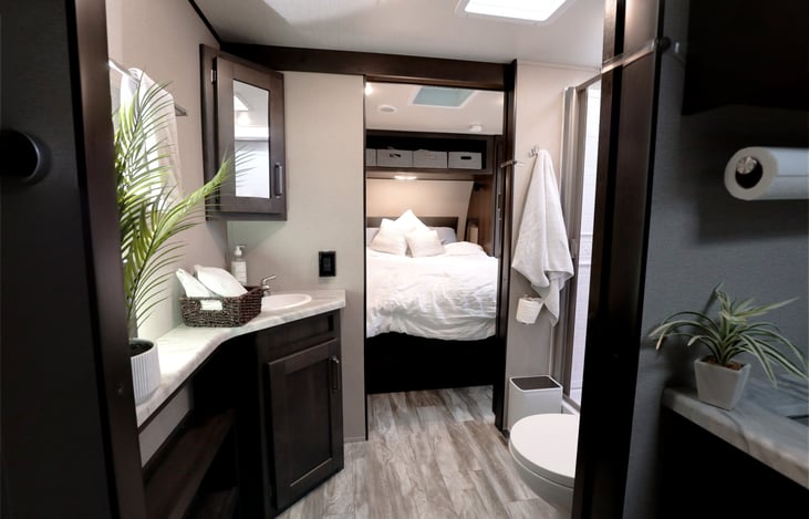 Experience "Noble" with our 2022 Grand Design Transcend Xplor 265BH located near Table Rock Lake near Branson Missouri and Lake Of The Ozarks. Thank you from us at Stone Mountain RV & Camper Rentals!