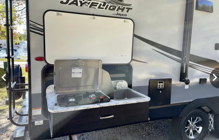 exterior pull-out kitchen with 2 burner range & sink