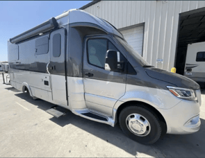 Regency RV Ultra Brougham UB25TB