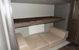 Family friendly with HUGE Bunkroom!!