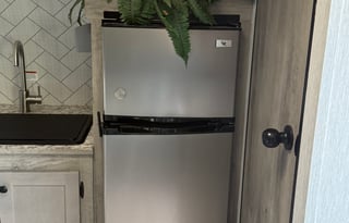 Under 5,000lbs, pet friendly, toy hauler sleeps 4