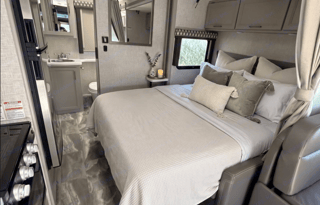 C22 Luxury Thor Motor Coach Quantum GR22