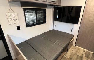 Charming 2024 Coleman 17R - Cozy and Cute!