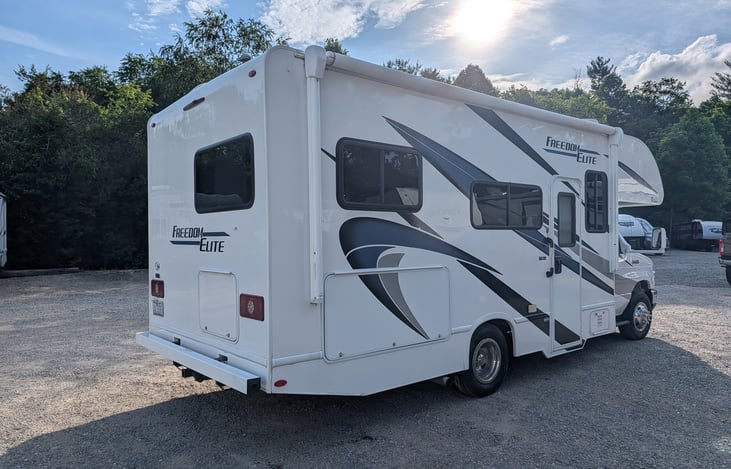 2022 Thor Class C: Ford V8 power, under 25ft for easy parking. Sleeps 5 w/ queen & bunk. Huge rear storage, power awning, auto fridge & generator. All-inclusive & beginner-friendly!