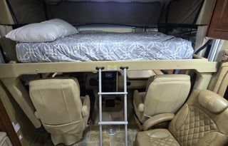 2014 Thor Motor Coach Miramar 32 1