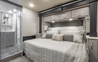 Tag Axle Diesel Pusher Bunks 2 Full baths "Buc-ee"