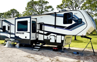 Momentum 350G, Luxury Toy Hauler (OKFL2209)