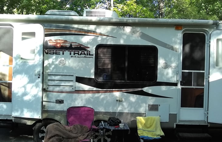 24 foot self-contained, modern travel trailer with new bed and nice ...