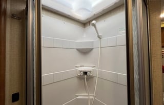 Explore in Style: 2018 Minnie Winnie 31G - Sleep9!