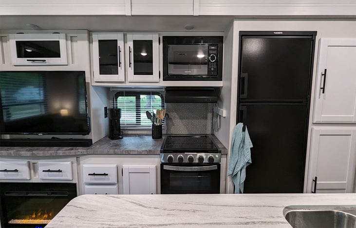 Modern style cabinets in farmhouse white with black appliances
