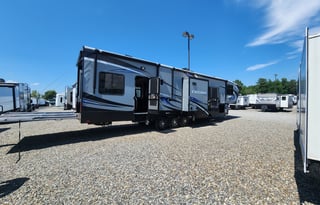 Heartland Cyclone 4113 Extreme toy hauler / bunk