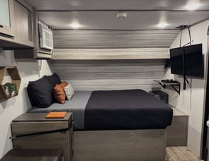 Dutchmen RV Coleman Lantern LT Series 17b